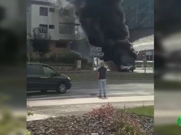 BORRADOR Un autobús arde en Hernani, Gipuzkoa, a causa de un problema mecánico BORRADOR Un autobús arde en Hernani, Gipuzkoa, a causa de un problema mecánico
