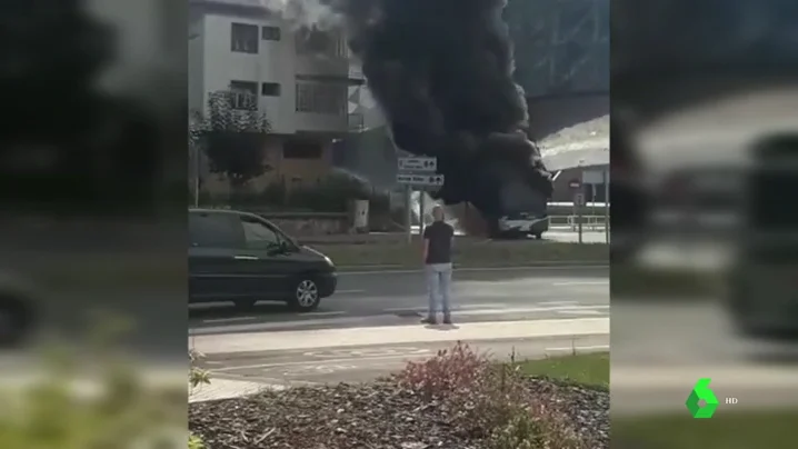 BORRADOR Un autobús arde en Hernani, Gipuzkoa, a causa de un problema mecánico