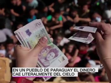 En un pueblo de Paraguay el dinero cae literalmente del cielo En un pueblo de Paraguay el dinero cae literalmente del cielo