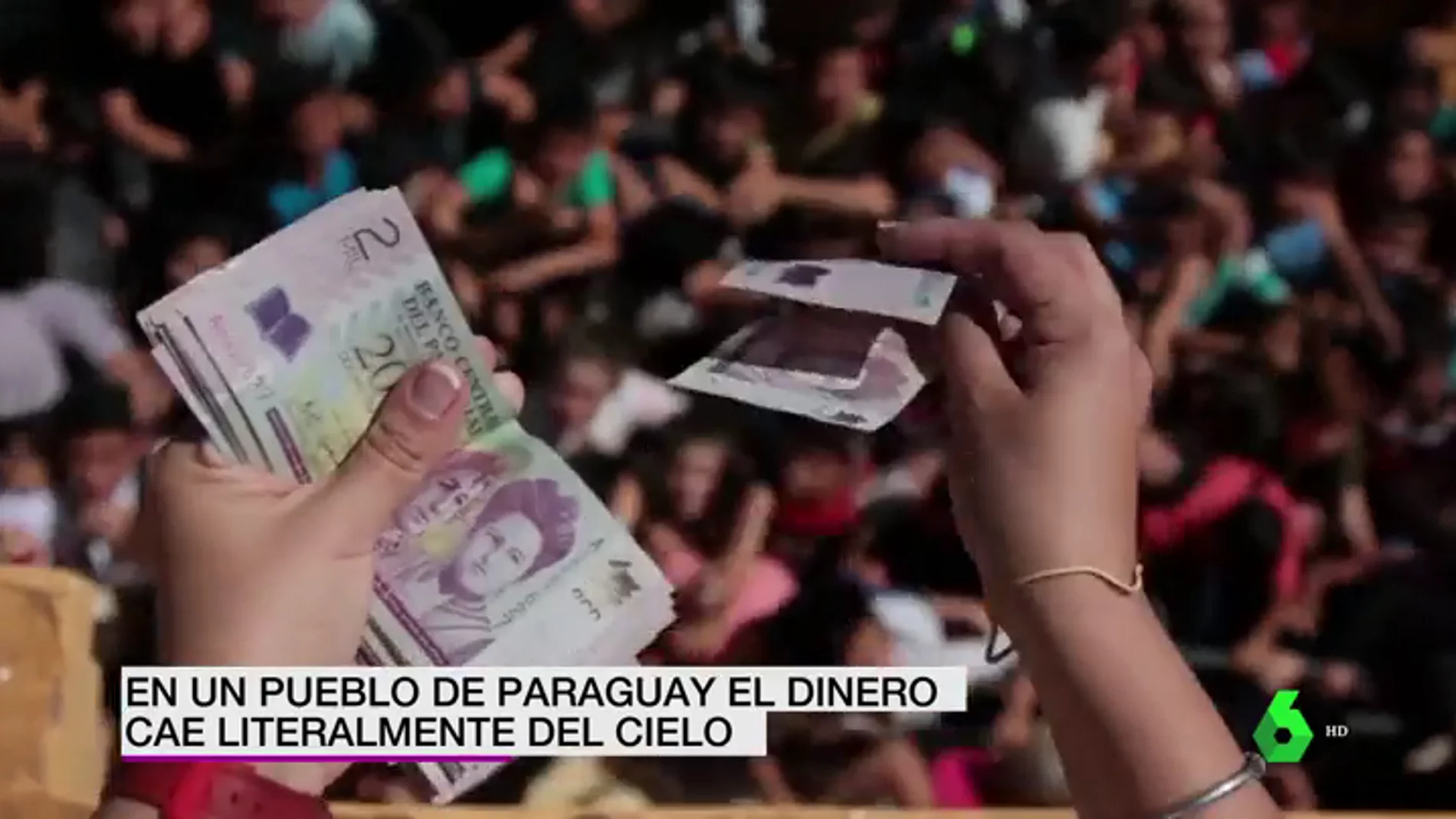 En un pueblo de Paraguay el dinero cae literalmente del cielo