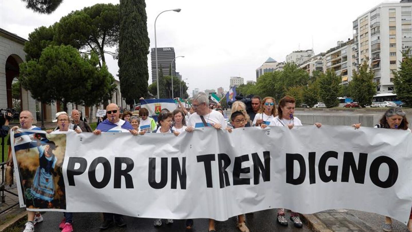 Centenares de extreme&ntilde;os exigen en Madrid un "tren digno" para su regi&oacute;n 