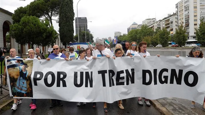 Centenares de extremeños exigen en Madrid un "tren digno" para su región 