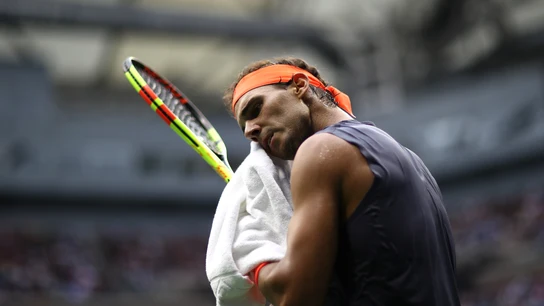 Rafa Nadal se seca con una toalla durante el partido Rafa Nadal se seca con una toalla durante el partido