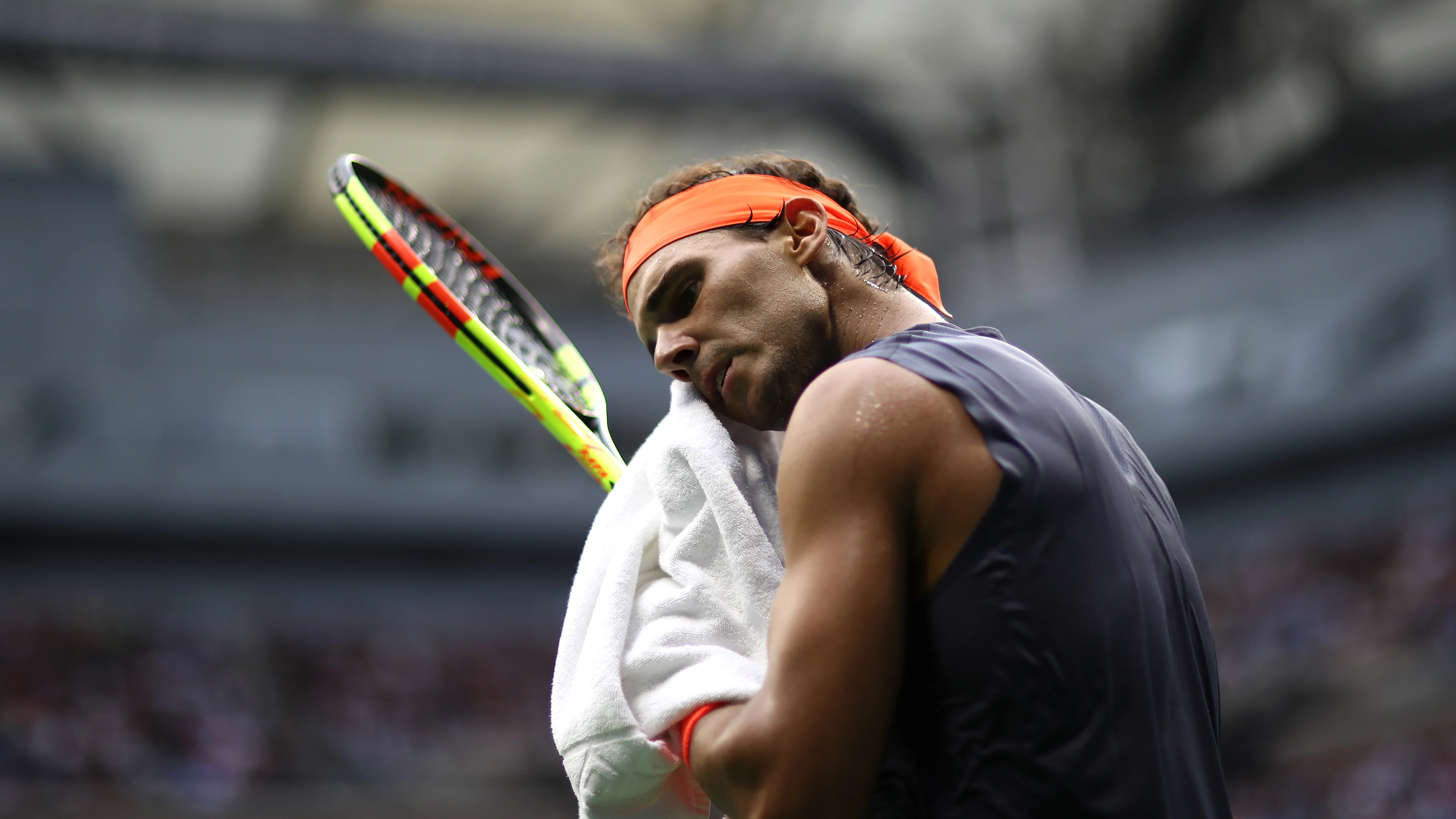 Rafa Nadal se seca con una toalla durante el partido