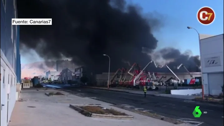 Incendio en una planta de materiales reciclables 