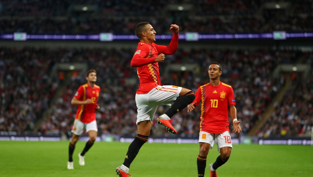 Rodrigo celebra su gol con la selección española