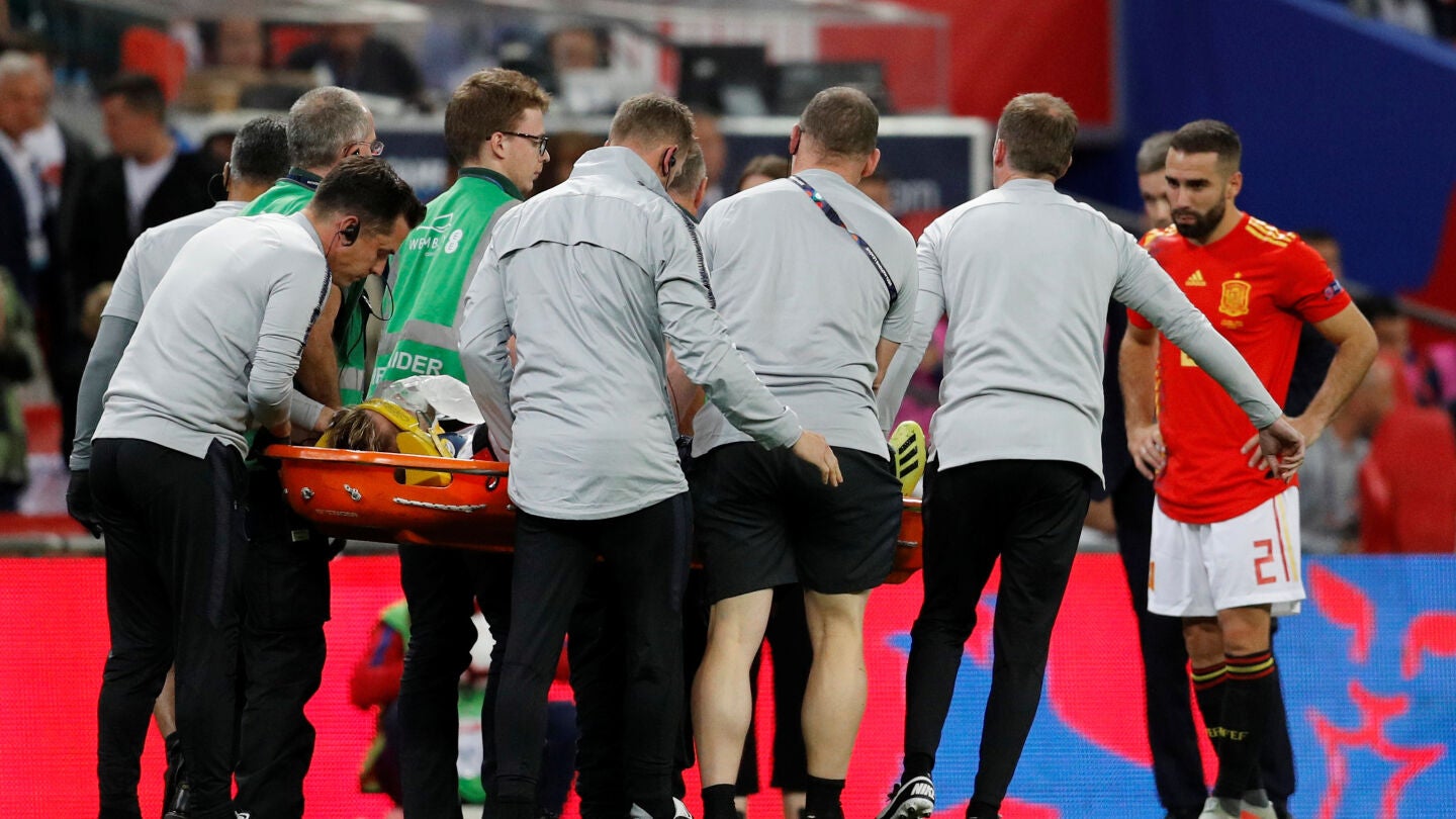 Luke Shaw, en camilla tras sufrir el golpe en Wembley