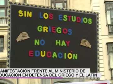 Manifestación frente al Ministerio de Educación en defensa del griego y del latín Manifestación frente al Ministerio de Educación en defensa del griego y del latín