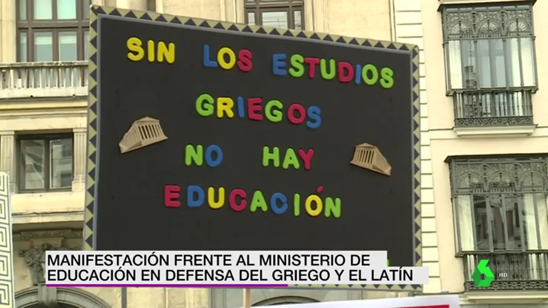 Manifestación frente al Ministerio de Educación en defensa del griego y del latín