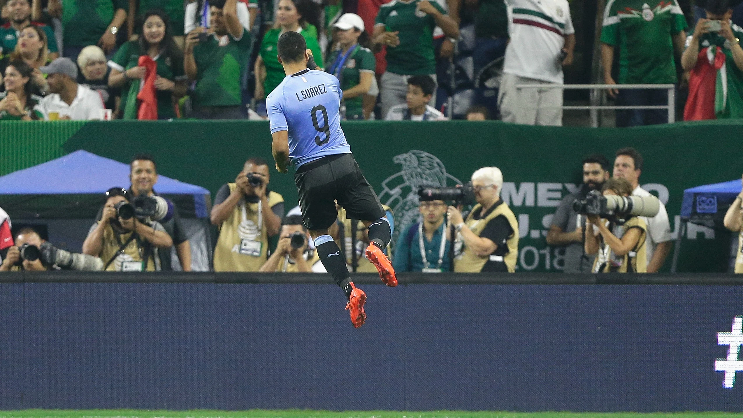 Luis Suárez celebrando un gol con Uruguay ante México