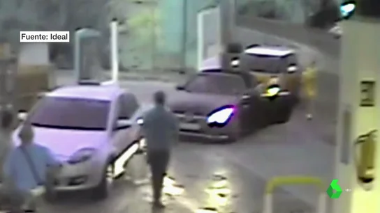 Graban cómo un hombre agrede a su esposa con su hijo en brazos en una gasolinera de Granada Graban cómo un hombre agrede a su esposa con su hijo en brazos en una gasolinera de Granada