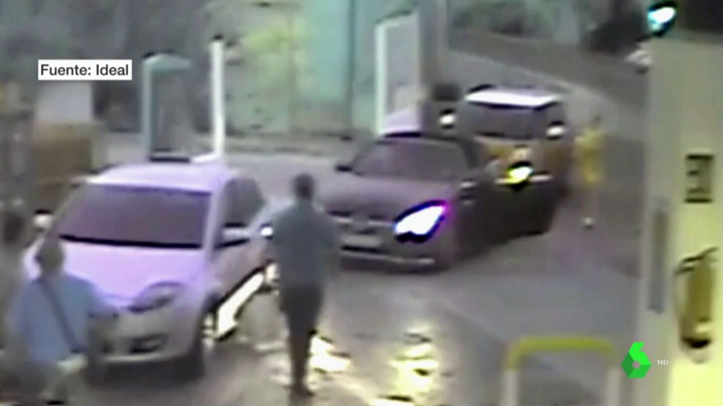 Graban c&oacute;mo un hombre agrede a su esposa con su hijo en brazos en una gasolinera de Granada 