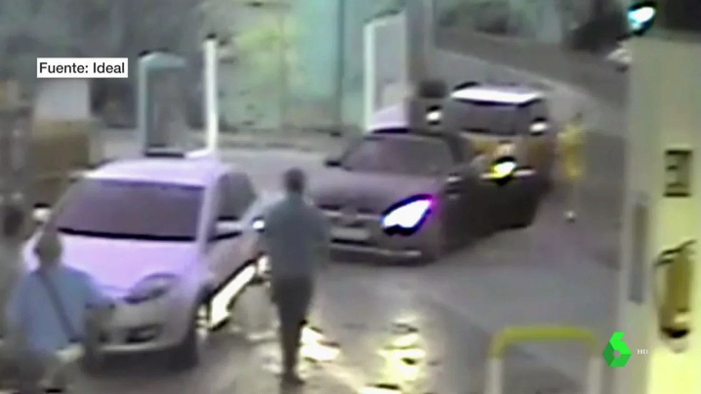 Graban cómo un hombre agrede a su esposa con su hijo en brazos en una gasolinera de Granada Graban cómo un hombre agrede a su esposa con su hijo en brazos en una gasolinera de Granada