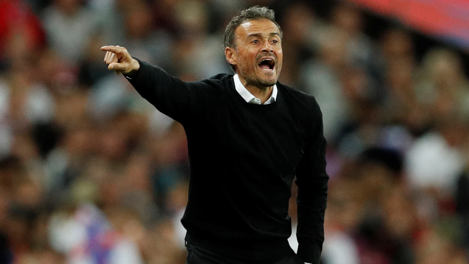 Luis Enrique da instrucciones a sus jugadores desde la banda