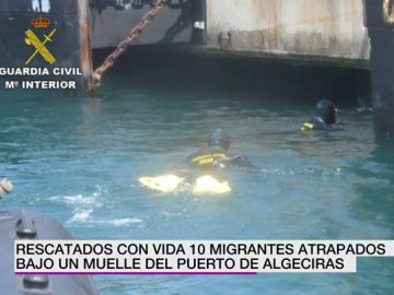 Rescatados con vida diez migrantes atrapados bajo un muelle del puerto de Algeciras Rescatados con vida diez migrantes atrapados bajo un muelle del puerto de Algeciras