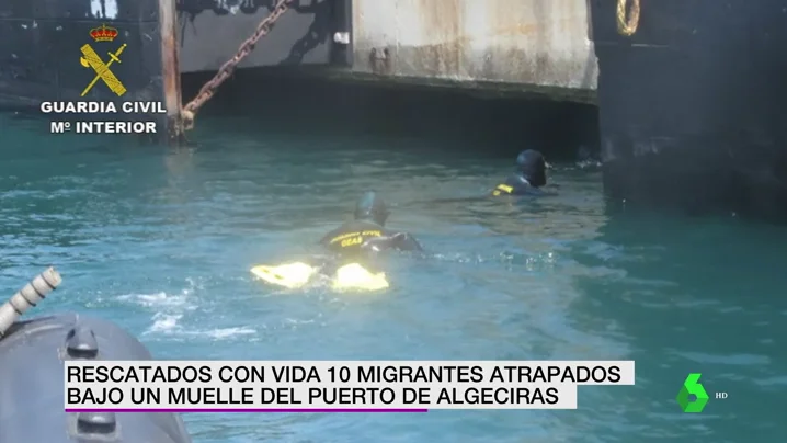 Rescatados con vida diez migrantes atrapados bajo un muelle del puerto de Algeciras