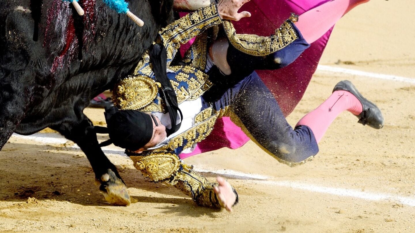 Momento de la cogida de Juan Jos&eacute; Padilla en la plaza de Valladolid