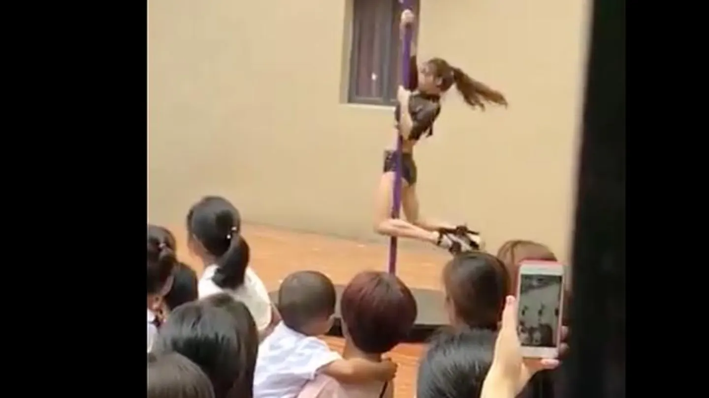 Bailarina de pole dance en una guardería en China Bailarina de pole dance en una guardería en China