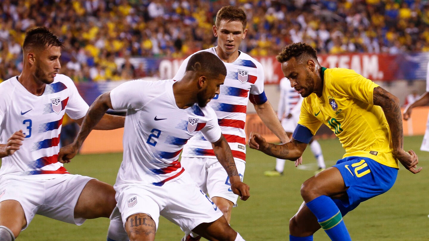 Yedlin intenta robar el bal&oacute;n a Neymar