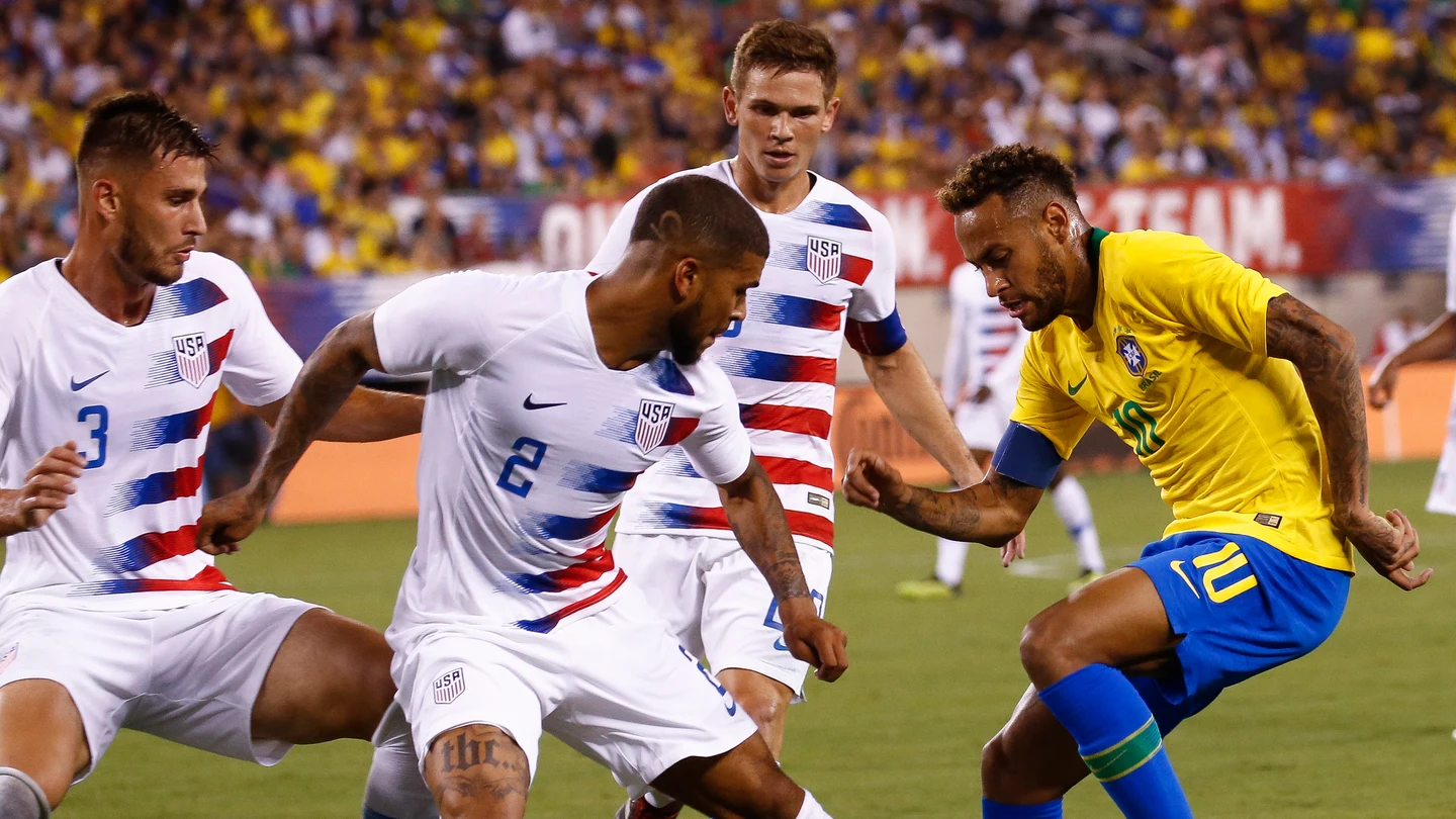 Yedlin intenta robar el balón a Neymar Yedlin intenta robar el balón a Neymar