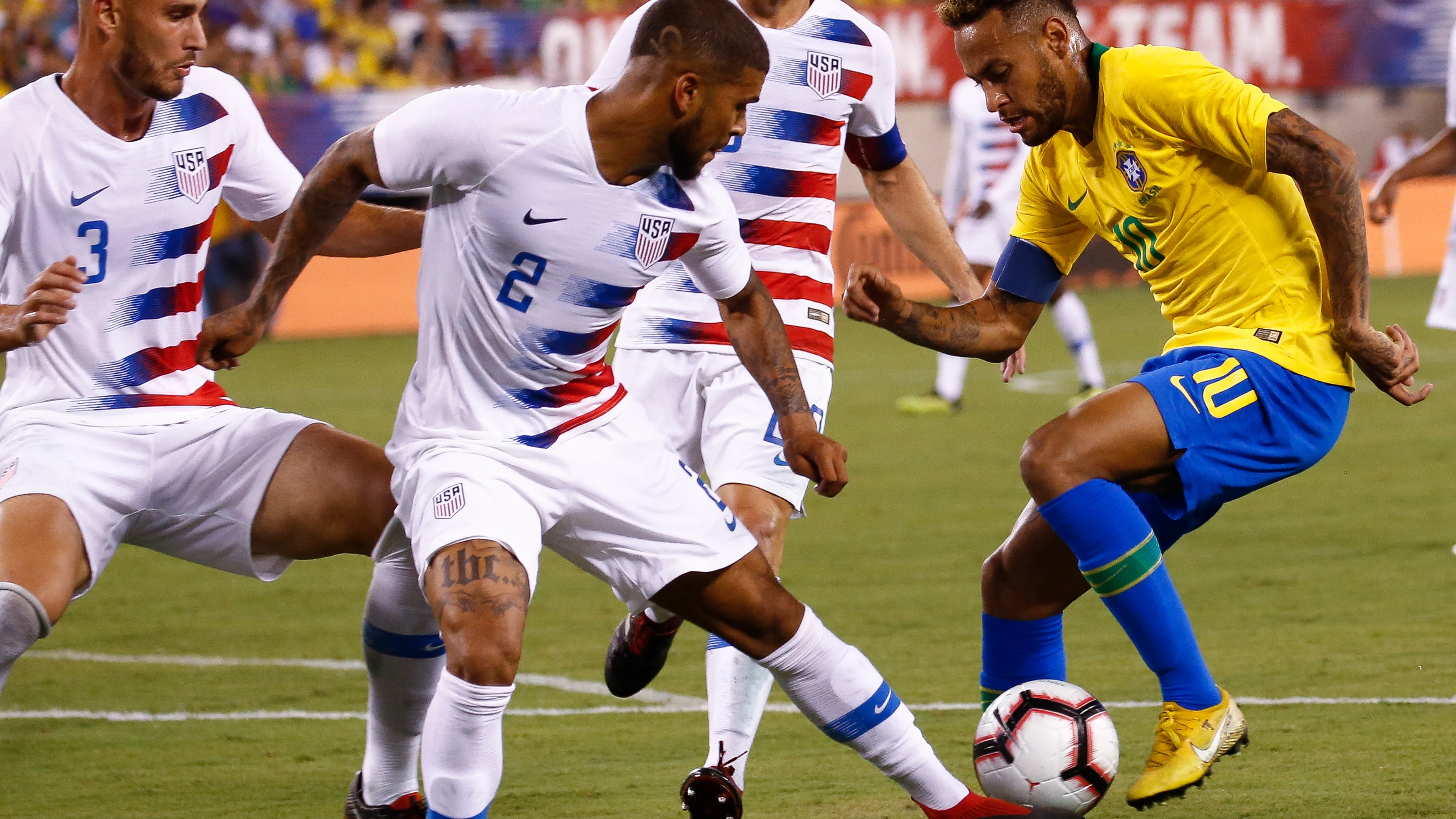 Yedlin intenta robar el balón a Neymar