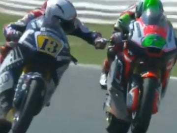 Fenati le toca el freno a Manzi Fenati le toca el freno a Manzi