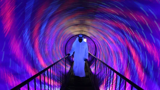 Un visitante pasa por la obra "Vorte", que pone a prueba el equilibrio Un visitante pasa por la obra "Vorte", que pone a prueba el equilibrio