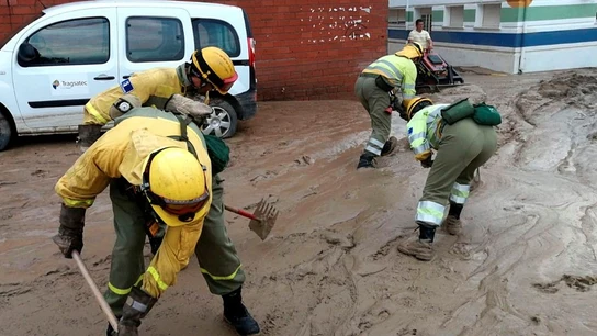 Efectivos de Infocam trabajando tras la lluvia torrencial caída en la localidad toledana de Cebolla Efectivos de Infocam trabajando tras la lluvia torrencial caída en la localidad toledana de Cebolla