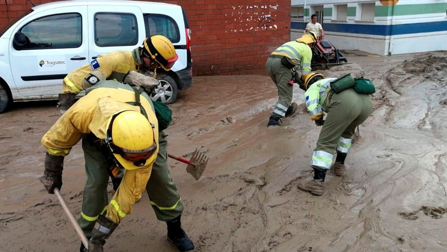 Efectivos de Infocam trabajando tras la lluvia torrencial ca&iacute;da en la localidad toledana de Cebolla