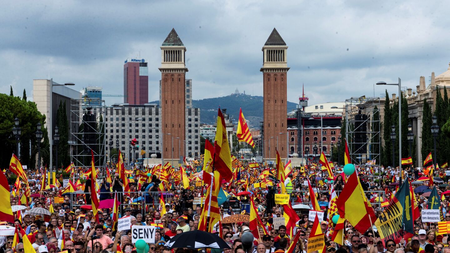 Miles de personas acuden a la manifestaci&oacute;n unionista convocada en Barcelona