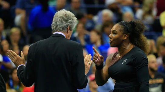 Serena Williams protesta durante la final del US Open