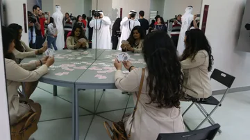 Una visitante del Museo de las Ilusiones de Dubái jugando al póquer en la obra &quot;Clon&quot;