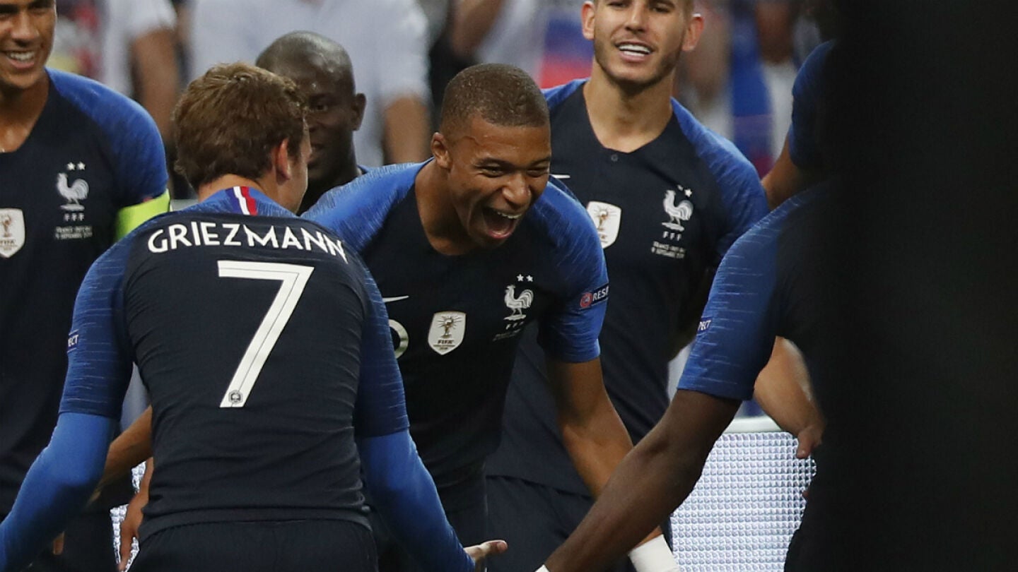 Griezmann celebra un gol con Mbapp&eacute;