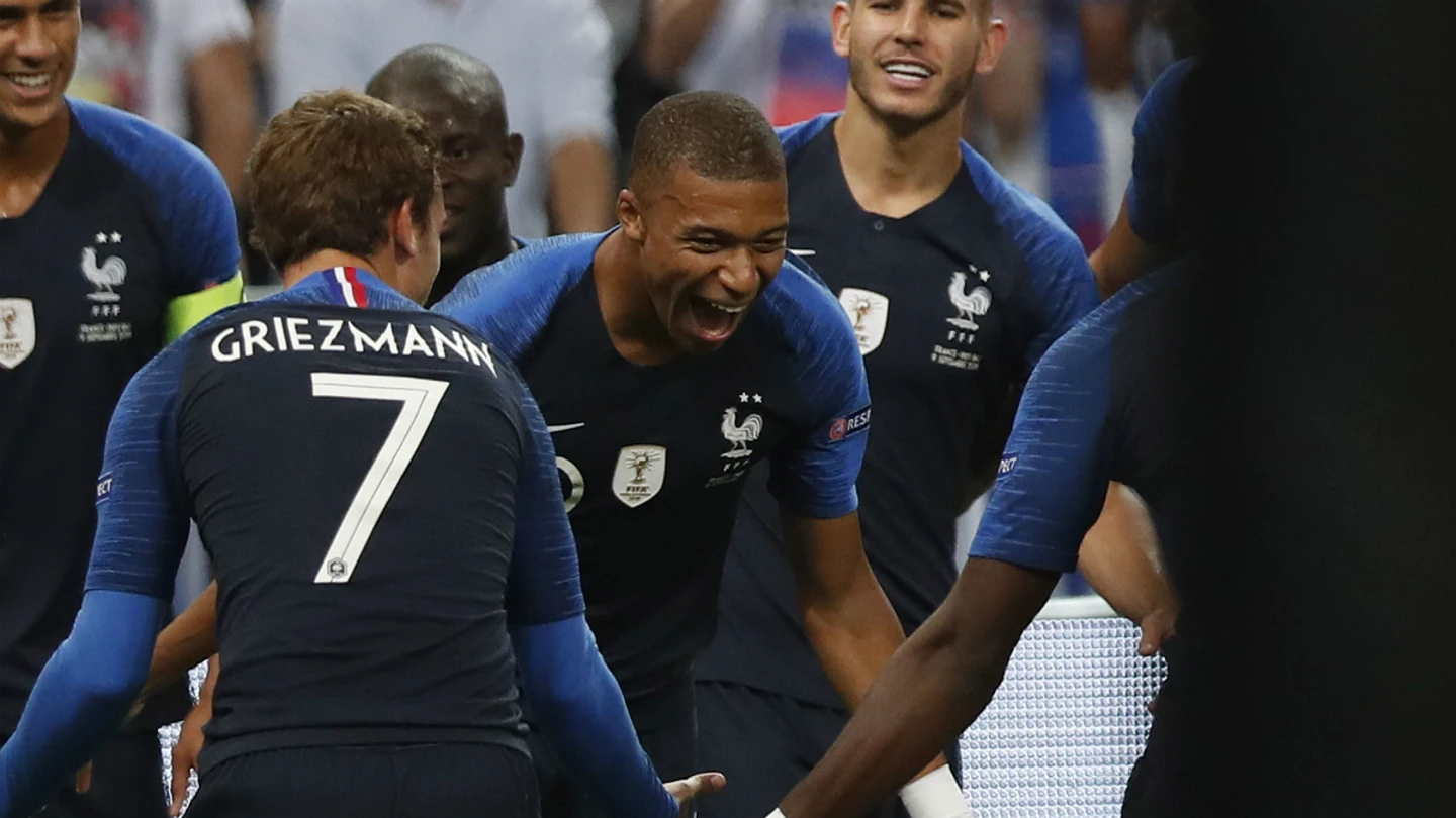 Griezmann celebra un gol con Mbappé Griezmann celebra un gol con Mbappé