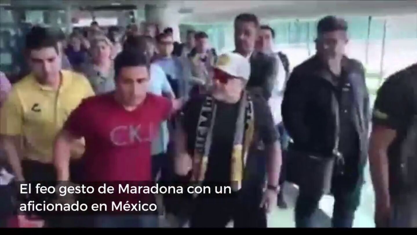 Mal comienzo de Maradona en M&eacute;xico: el feo gesto con un aficionado a su llegada