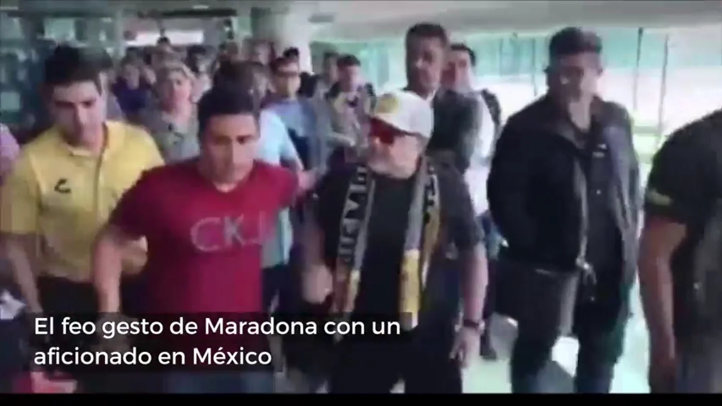 Mal comienzo de Maradona en México: el feo gesto con un aficionado a su llegada Mal comienzo de Maradona en México: el feo gesto con un aficionado a su llegada