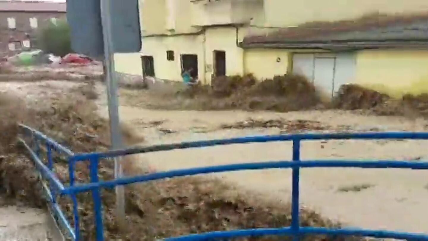 Las impactantes im&aacute;genes de una vecina de Cebolla agarrada a una ventana para no ser arrastrada por la riada