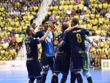Los jugadores del Movistar Inter celebran la victoria Los jugadores del Movistar Inter celebran la victoria