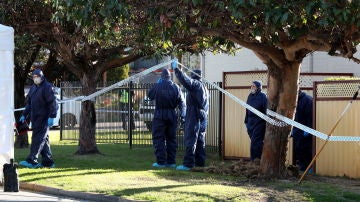 La policía australiana ha hallado "al menos cinco cadáveres", que podrían de ser de una mujer y varios niños