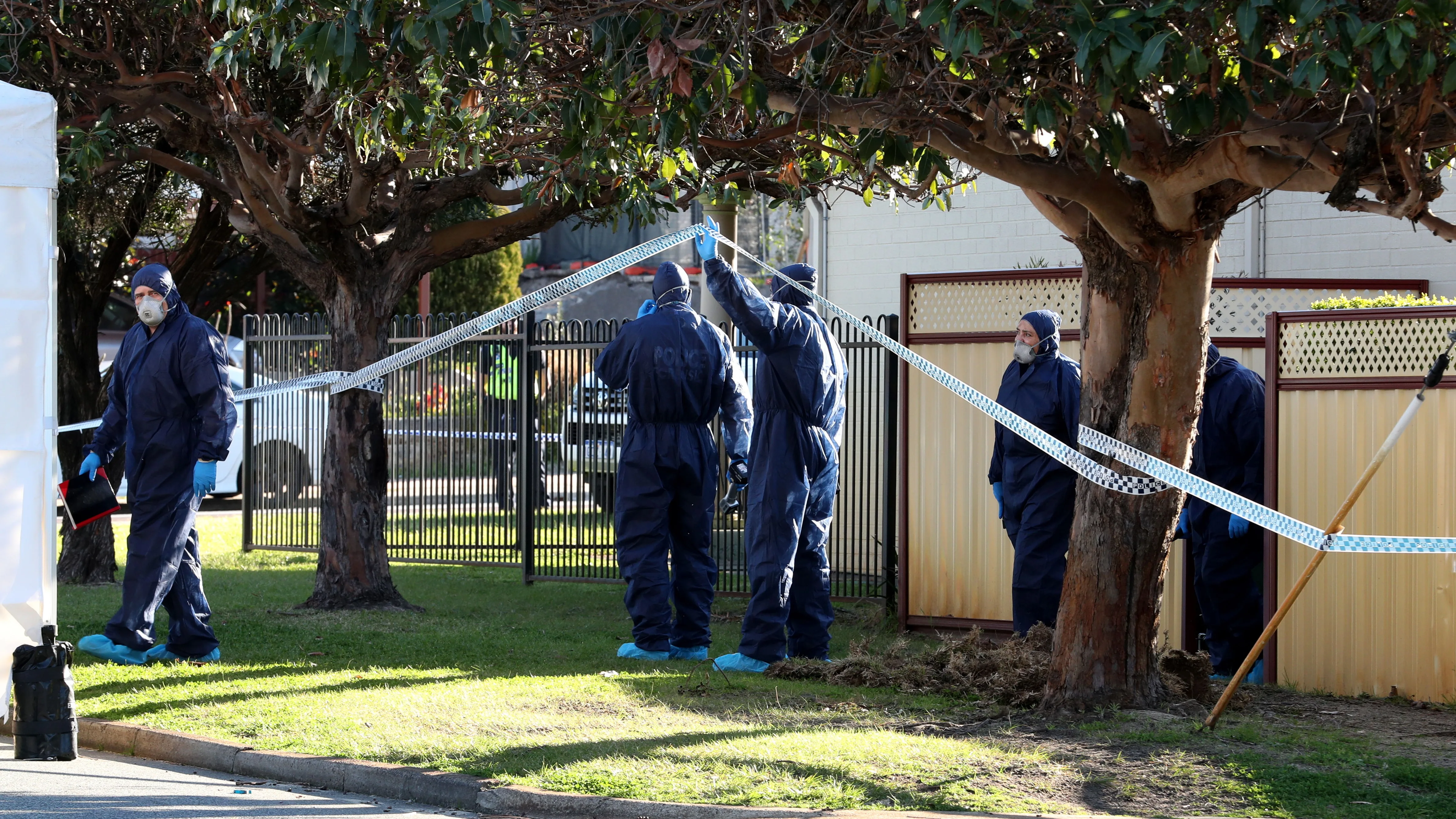 La policía australiana ha hallado "al menos cinco cadáveres", que podrían de ser de una mujer y varios niños