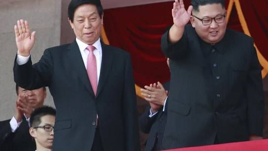 El líder norcoreano, Kim Jong-un, junto a Li Zhanshu, miembro del Comité Permanente del Politburó y considerado número tres del Partido Comunista chino, durante el desfile militar, en Pyongyang El líder norcoreano, Kim Jong-un, junto a Li Zhanshu, miembro del Comité Permanente del Politburó y considerado número tres del Partido Comunista chino, durante el desfile militar, en Pyongyang