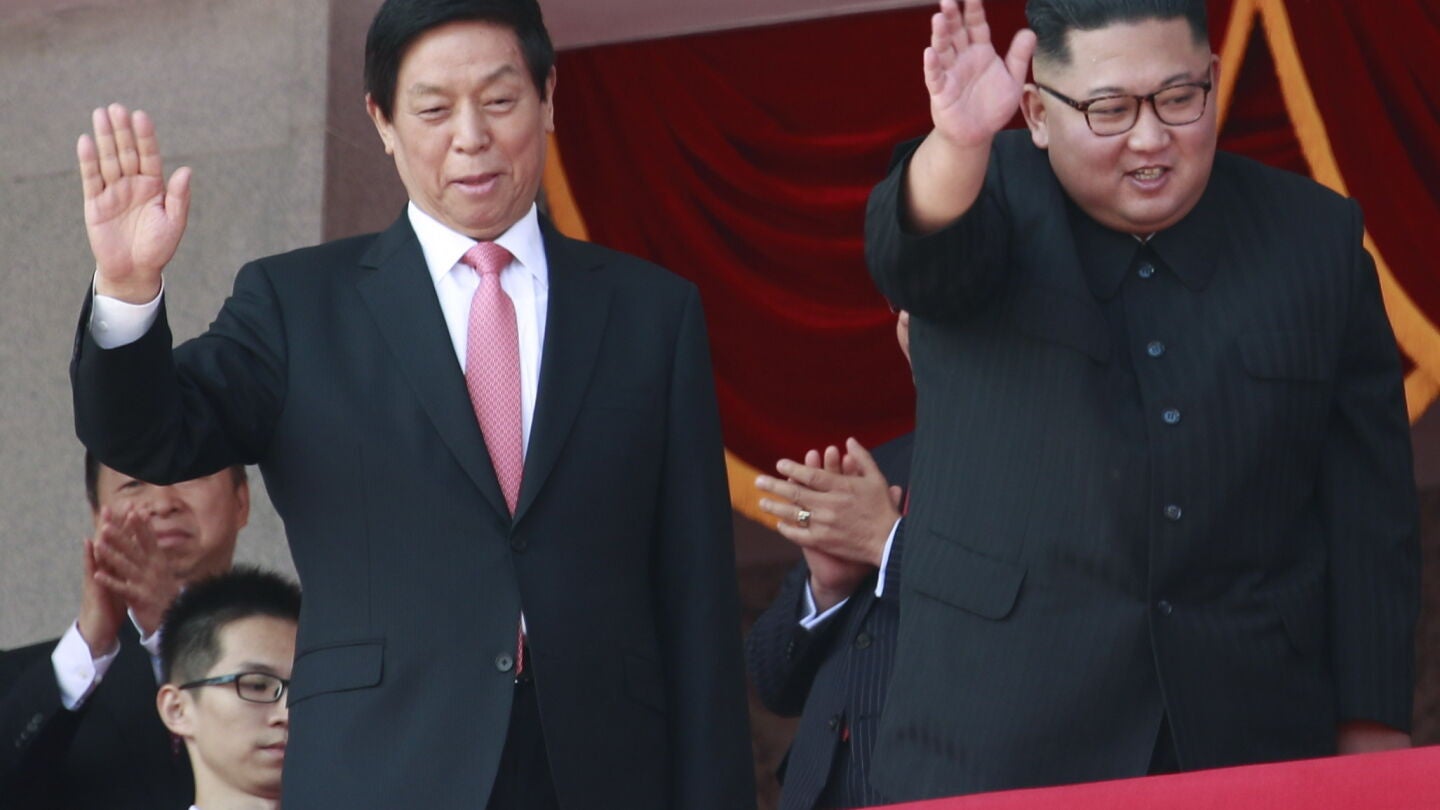 El l&iacute;der norcoreano, Kim Jong-un, junto a Li Zhanshu, miembro del Comit&eacute; Permanente del Politbur&oacute; y considerado n&uacute;mero tres del Partido Comunista chino, durante el desfile militar, en Pyongyang