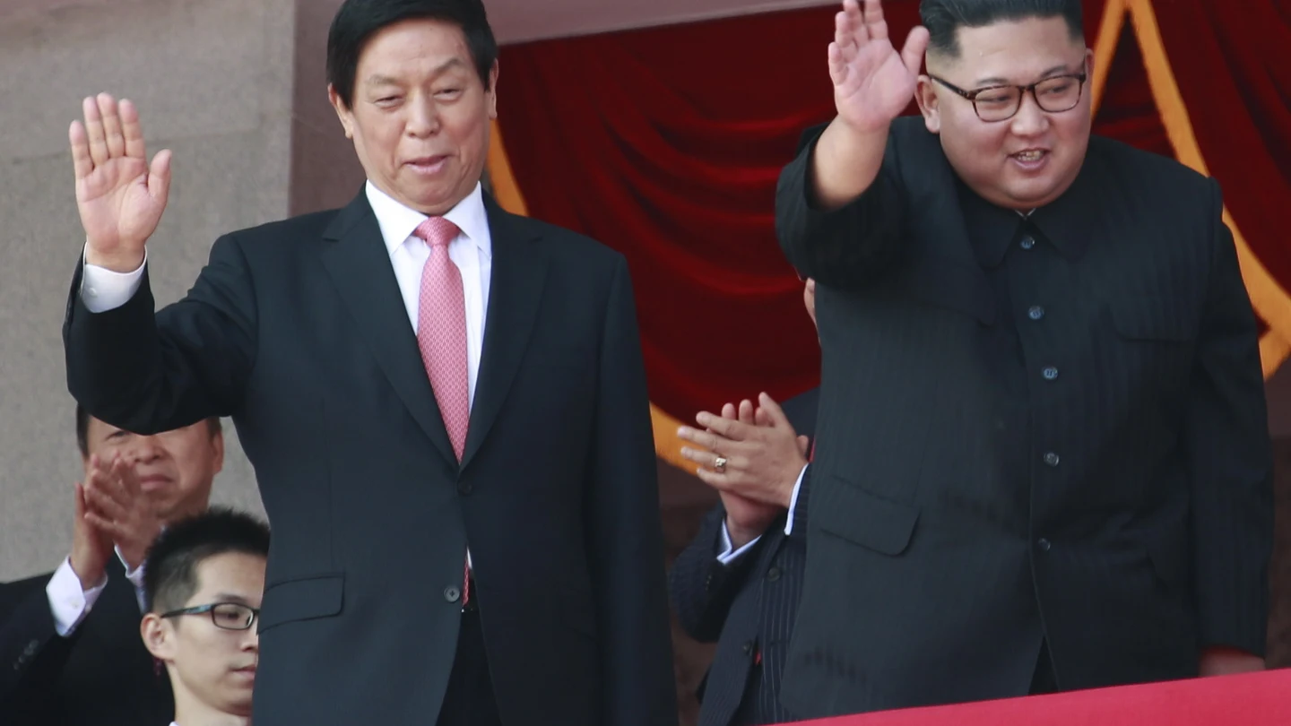El líder norcoreano, Kim Jong-un, junto a Li Zhanshu, miembro del Comité Permanente del Politburó y considerado número tres del Partido Comunista chino, durante el desfile militar, en Pyongyang El líder norcoreano, Kim Jong-un, junto a Li Zhanshu, miembro del Comité Permanente del Politburó y considerado número tres del Partido Comunista chino, durante el desfile militar, en Pyongyang