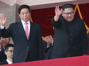 El líder norcoreano, Kim Jong-un, junto a Li Zhanshu, miembro del Comité Permanente del Politburó y considerado número tres del Partido Comunista chino, durante el desfile militar, en Pyongyang El líder norcoreano, Kim Jong-un, junto a Li Zhanshu, miembro del Comité Permanente del Politburó y considerado número tres del Partido Comunista chino, durante el desfile militar, en Pyongyang