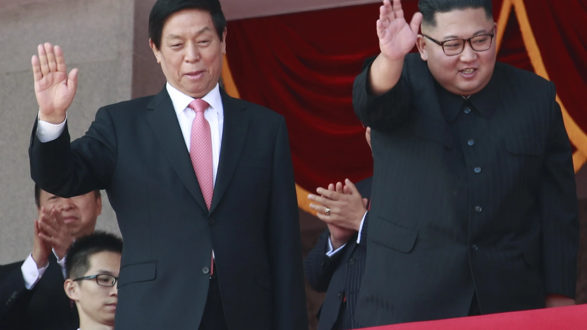 El líder norcoreano, Kim Jong-un, junto a Li Zhanshu, miembro del Comité Permanente del Politburó y considerado número tres del Partido Comunista chino, durante el desfile militar, en Pyongyang
