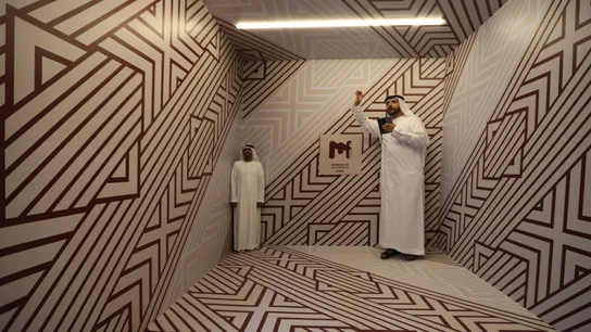 Dos visitantes del Museo de las Ilusiones en la "Sala Ames" Dos visitantes del Museo de las Ilusiones en la "Sala Ames"