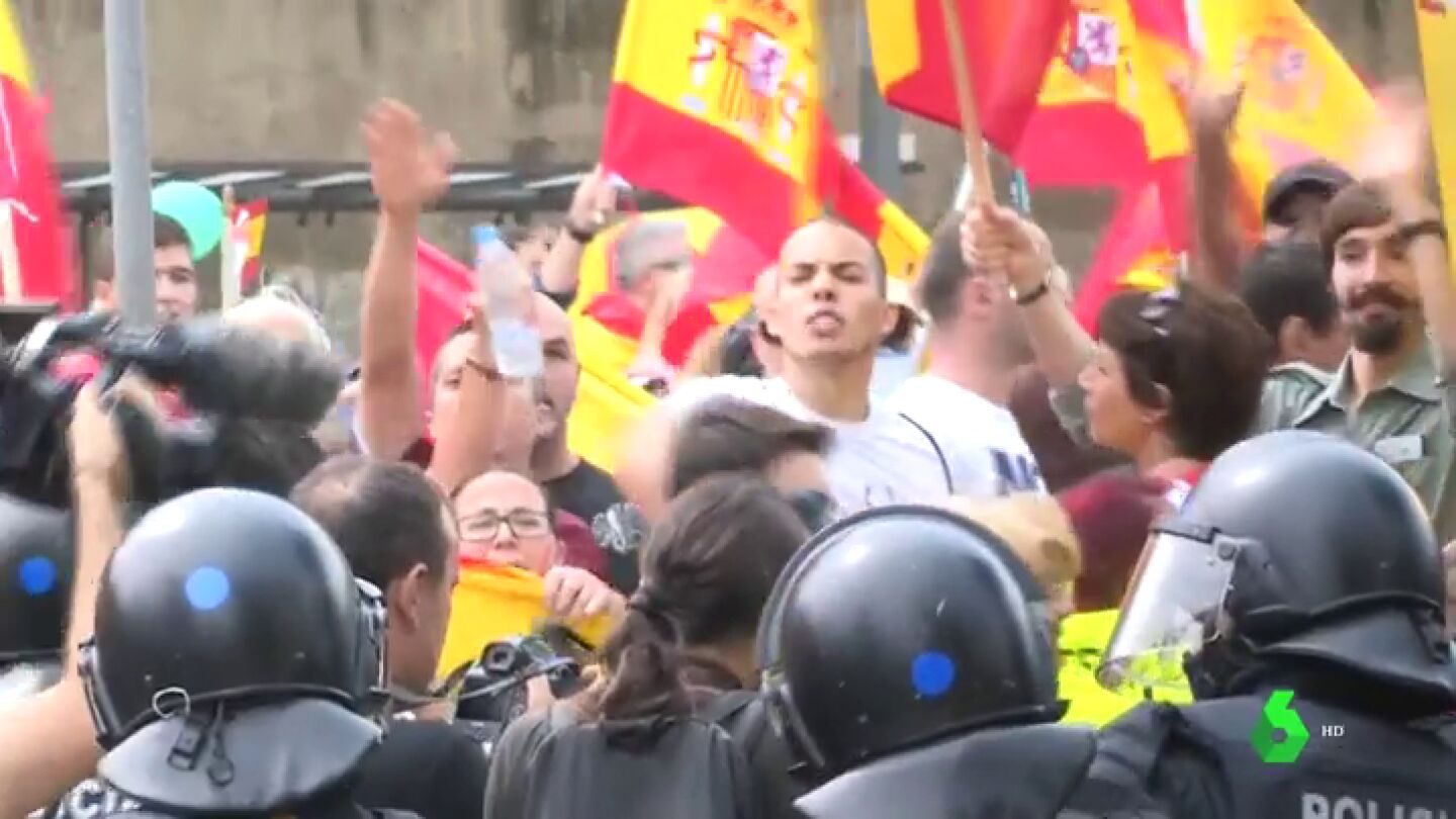 Una persona resulta herida en un enfrentamiento entre partidarios y contrarios del independentismo en Barcelona
