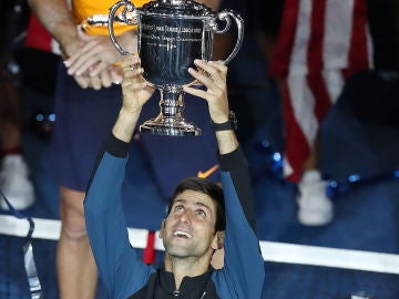 Novak djokovic celebra el título del US Open Novak djokovic celebra el título del US Open