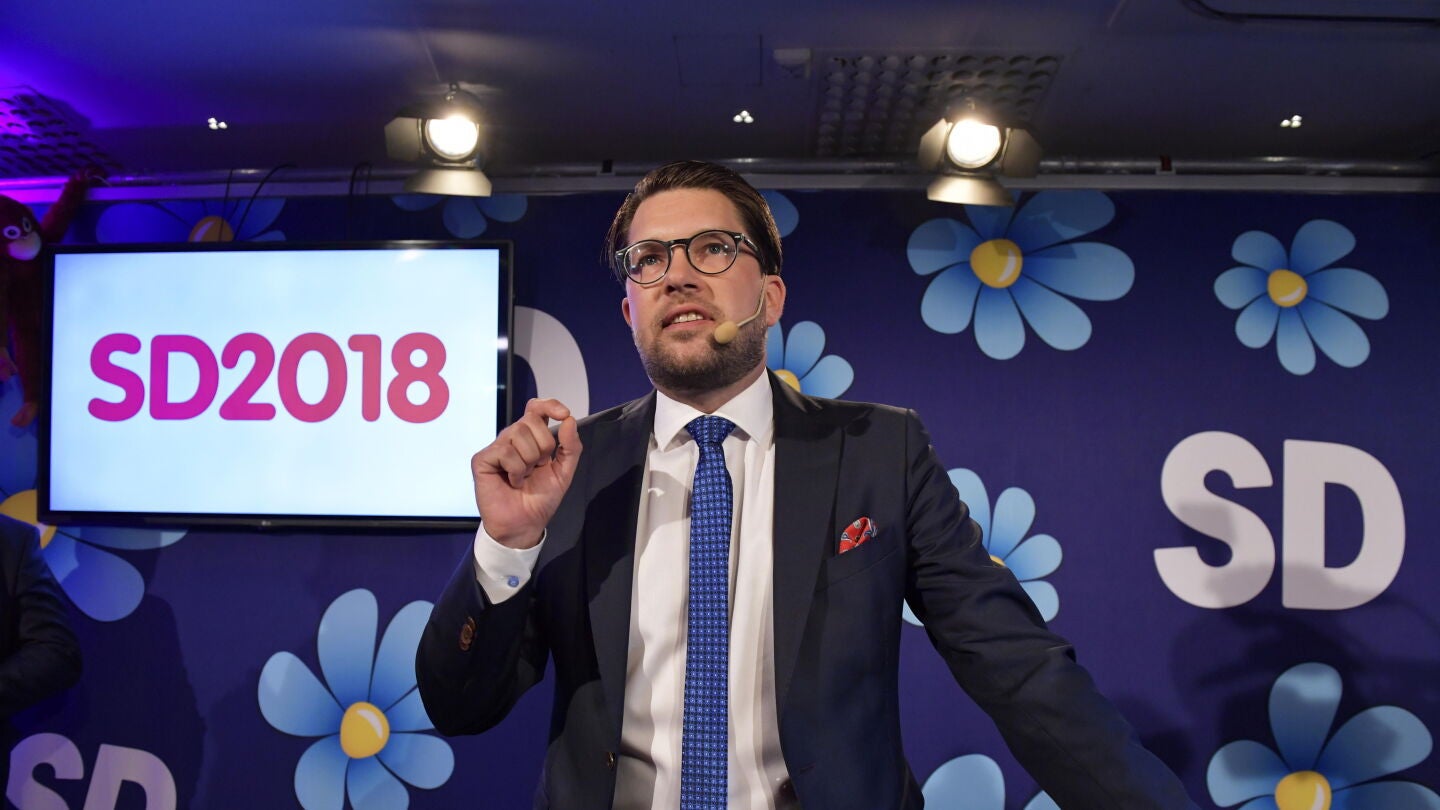 El l&iacute;der del partido Sverigedemokraterna, Jimmie Akesson, habla en la fiesta electoral