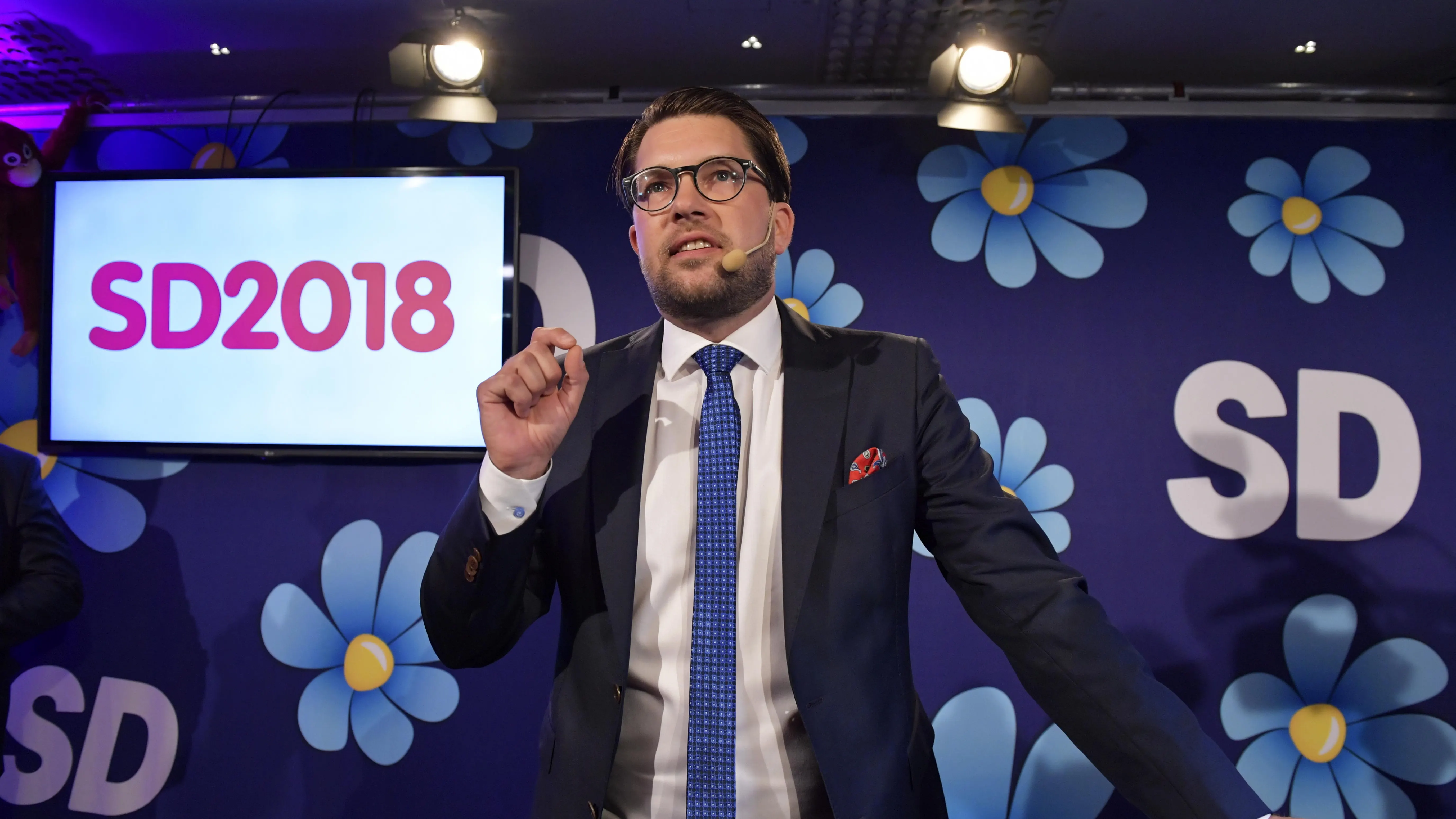 El líder del partido Sverigedemokraterna, Jimmie Akesson, habla en la fiesta electoral